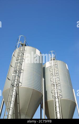 Nahaufnahme von Metalltanks in einer Farm in Spanien. Stockfoto