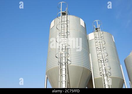 Nahaufnahme von Metalltanks in einer Farm in Spanien. Stockfoto