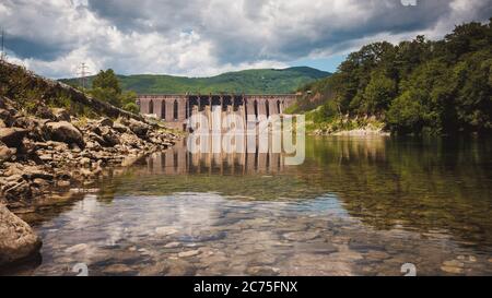 Wasserkraftwerk am Fluss Drina am See Perucac an einem bewölkten Sommertag Stockfoto