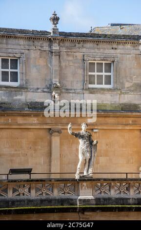 Statue auf der Terrasse im römischen Bad, Bath, Großbritannien Stockfoto