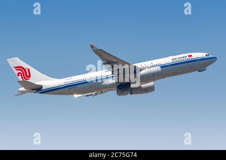 Hongkong, China - 20. September 2019: Air China Airbus A330-200 am Flughafen Hongkong (HKG) in China. Airbus ist ein europäischer Flugzeughersteller Stockfoto