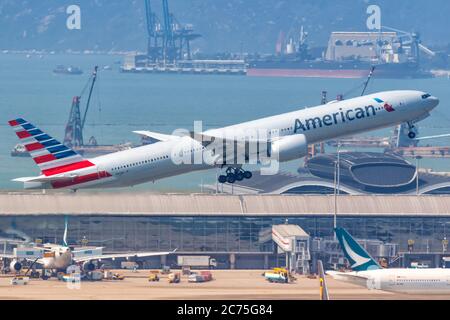 Hongkong, China - 20. September 2019: Boeing 777-300ER von American Airlines auf dem Flughafen Hongkong (HKG) in China. Boeing ist ein amerikanisches Flugzeug Stockfoto