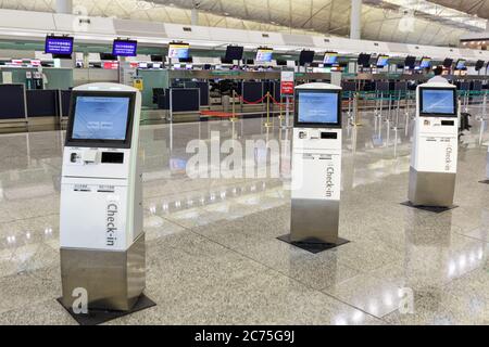 Hongkong, China - 20. September 2019: Check-in-Automaten am Flughafen Hongkong (HKG) in China. Stockfoto