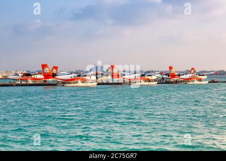 Male, Malediven - 20. Februar 2018: TMA - Trans Maldivian Airways De Havilland Canada Twin Otter Wasserflugzeuge am Flughafen Male (MLE) auf den Malediven. Stockfoto