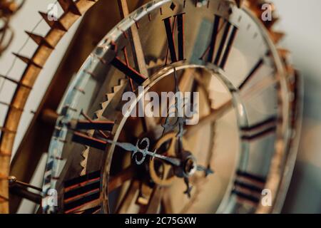 Detailreiche Aufnahme einer Vintage-Uhr oder einer alten Uhr. Stockfoto
