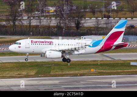 Zürich, Schweiz - 10. Februar 2020: Eurowings Airbus A319 am Flughafen Zürich (ZRH) in der Schweiz. Airbus ist ein europäischer Flugzeughersteller Stockfoto