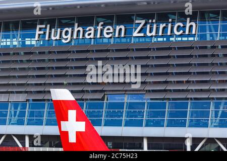 Zürich, Schweiz - 10. Februar 2020: Airside Center Terminal am Flughafen Zürich (ZRH) in der Schweiz. Stockfoto