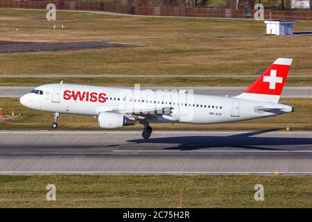 Zürich, Schweiz - 10. Februar 2020: Schweizer Airbus A320 am Flughafen Zürich (ZRH) in der Schweiz. Airbus ist ein europäischer Flugzeughersteller Stockfoto