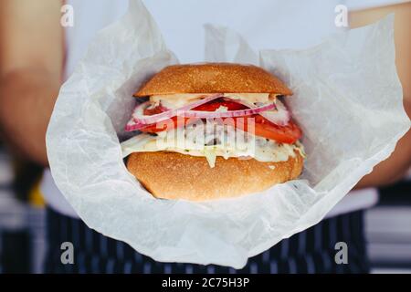 Kochen Sie die Vorbereitung Burger Zugabe der Sauce auf den Frischkäse. Drei Burger. Stockfoto