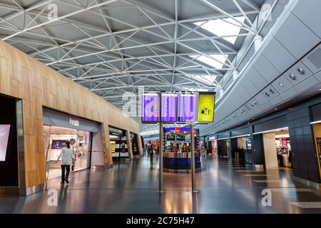 Zürich, Schweiz - 10. Februar 2020: Airside Center Terminal am Flughafen Zürich (ZRH) in der Schweiz. Stockfoto
