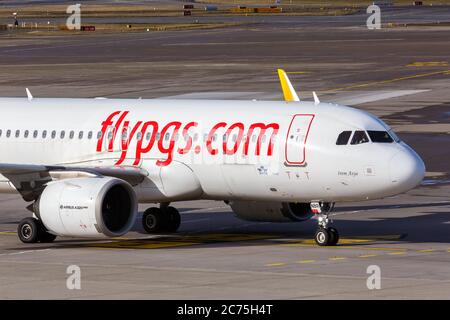 Zürich, Schweiz - 10. Februar 2020: Pegasus Airlines Airbus A320neo am Flughafen Zürich (ZRH) in der Schweiz. Airbus ist ein europäischer Luftwaffenhersteller Stockfoto