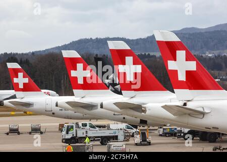 Zürich, Schweiz - 10. Februar 2020: Swiss Air Lines fliegt Airbus-Flugzeuge am Flughafen Zürich (ZRH) in der Schweiz an. Stockfoto