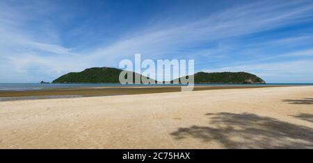 Panoramablick auf den Strand in der Phraya Nakorn Höhle, Prachaup Khirikhan Provinz, Thailand Stockfoto