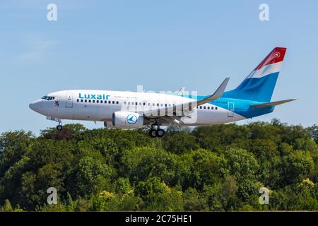 Findel, Luxemburg - 24. Juni 2020: Luxair Boeing 737-700 Flugzeug am Flughafen Findel (LUX) in Luxemburg. Boeing ist ein amerikanischer Flugzeughersteller Stockfoto