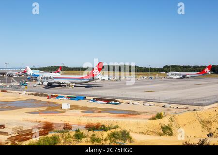 Findel, Luxemburg - 24. Juni 2020: Cargolux Boeing 747-8F Flugzeuge am Flughafen Findel (LUX) in Luxemburg. Boeing ist ein amerikanischer Flugzeughersteller Stockfoto