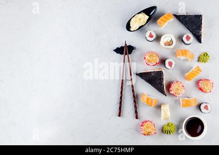 Verschiedene Sushi und Brötchen mit Sojasauce, Ingwer, Wasabi Stockfoto