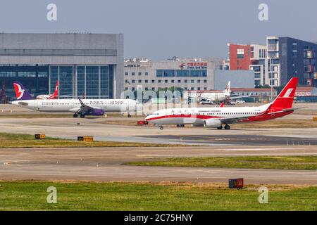 Shanghai, China - 28. September 2019: Shanghai Airlines Boeing 737-800 Flugzeug am Shanghai Hongqiao Flughafen (SHA) in China. Boeing ist eine amerikanische Luft Stockfoto