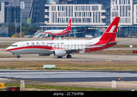 Shanghai, China - 28. September 2019: Shanghai Airlines Boeing 737-800 Flugzeug am Shanghai Hongqiao Flughafen (SHA) in China. Boeing ist eine amerikanische Luft Stockfoto