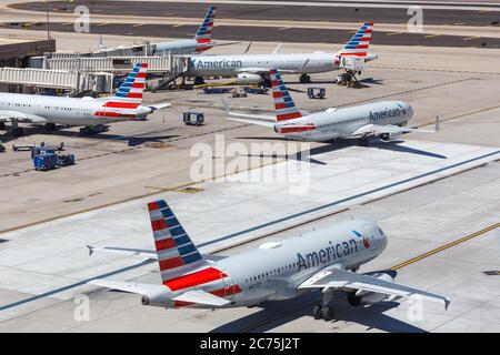 Phoenix, Arizona - 8. April 2019: Flugzeuge von American Airlines am Phoenix Sky Harbor Flughafen (PHX) in Arizona. Stockfoto