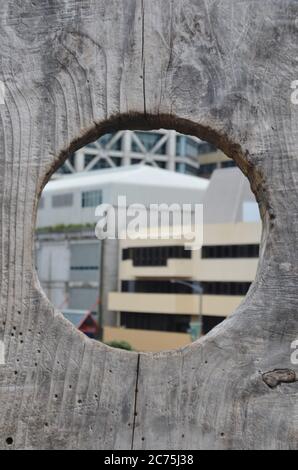 Die City to Sea Bridge ist eine Fußgängerbrücke und öffentliche Kunstwerke in Wellington City, der runden Säule von der Holzbrücke. Stockfoto