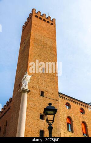 Historische Architektur der Piazza del Duomo in Cremona, Italien an einem sonnigen Tag. Stockfoto