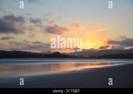 Wunderschöner Sonnenuntergang in Surat Bay, Neuseeland. Es ist in den Catlins ist ruhig und friedlich Ort, Heimat vieler Seelöwen, Robben und einheimische Vögel. Stockfoto