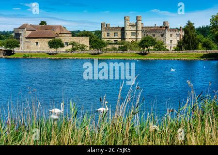 Leeds Castle in Kent, England von einem öffentlichen Fußweg aus gesehen Stockfoto