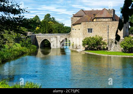 Leeds Castle in Kent, England von einem öffentlichen Fußweg aus gesehen Stockfoto