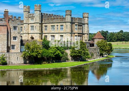 Leeds Castle in Kent, England von einem öffentlichen Fußweg aus gesehen Stockfoto