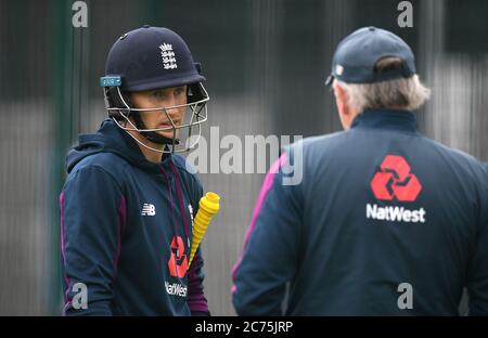 England's Joe Root bei einem Netze Session im Old Trafford, Manchester. Stockfoto