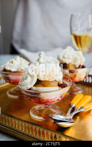 Dessert mit Obst und Schlagsahne Stockfoto