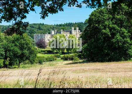 Leeds Castle in Kent, England von einem öffentlichen Fußweg aus gesehen Stockfoto