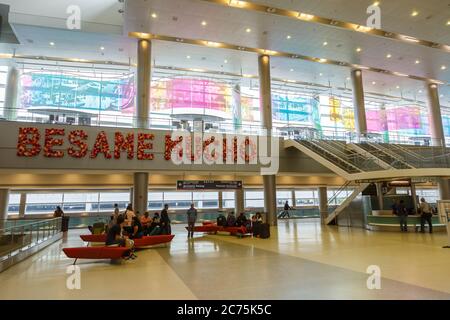 Miami, Florida - 3. April 2019: Terminal des Miami Flughafens (MIA) in Florida. Stockfoto