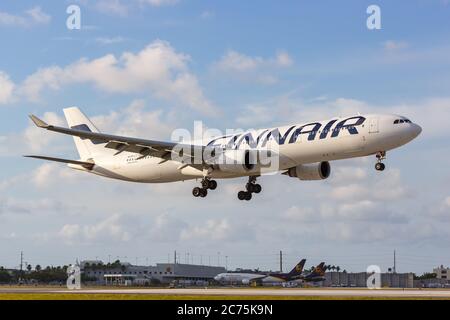 Miami, Florida – 6. April 2019: Finnair Airbus A330-300 am Flughafen Miami (MIA) in Florida. Airbus ist ein europäischer Flugzeughersteller mit Sitz in i Stockfoto