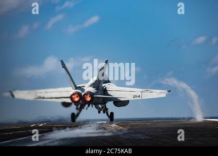 Ein US Navy F/A-18E Super Hornet Kampfflugzeug, aus dem Royal Maces of Strike Fighter Squadron 27, startet vom Flugdeck des Nimitz-Klasse Flugzeugträgers USS Ronald Reagan während des Betriebs am 13. Juli 2020 im Indischen Ozean. Stockfoto