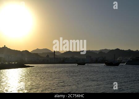 Schöner Sonnenuntergang über der Corniche in Muscat, Oman Stockfoto
