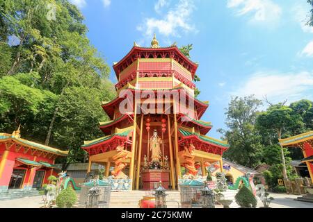 Krabi, Thailand - 13. Februar 2017 : Pagode im chinesischen Stil mit einer riesigen Statue von Guan Yin oder Göttin des Mitgefühls und der Barmherzigkeit im Tiger Cave Tempel (Wat Stockfoto