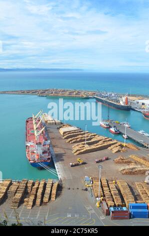 Bluff Hill Walking Track Schauen Sie am sonnigen Tag den Hafen von Napier hinunter. Stockfoto