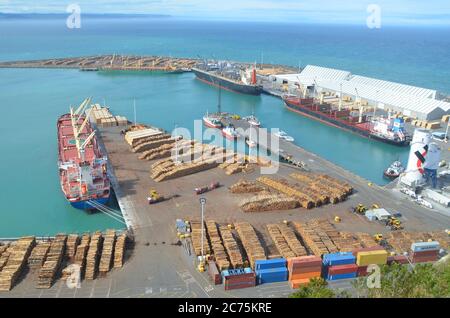 Bluff Hill Walking Track Schauen Sie am sonnigen Tag den Hafen von Napier hinunter. Stockfoto