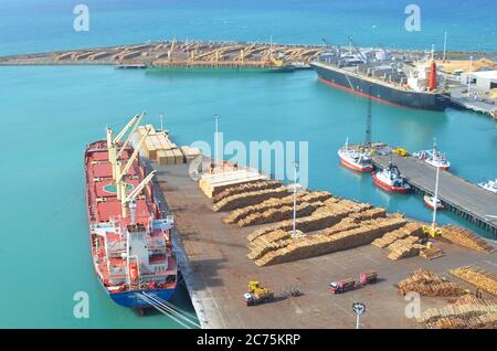 Bluff Hill Walking Track Schauen Sie am sonnigen Tag den Hafen von Napier hinunter. Stockfoto