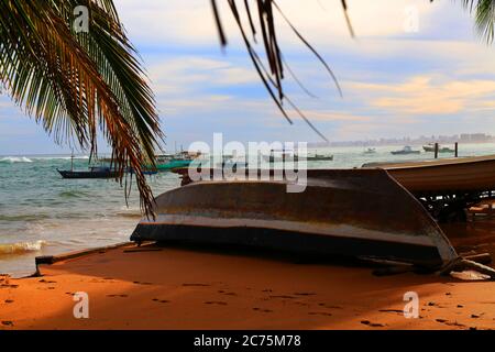 Fischerboote in Praia de Itapua, Salvador, Bahia, Brasilien Stockfoto