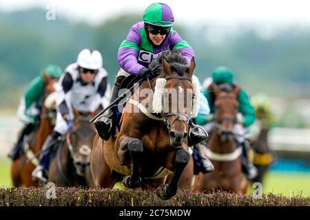 Collodi mit Jockey Connor Brace räumt die letzte, die Thank You NHS von signsolutions.org Handicap Hürde (Div 1) auf der Southwell Racecourse zu gewinnen. Stockfoto