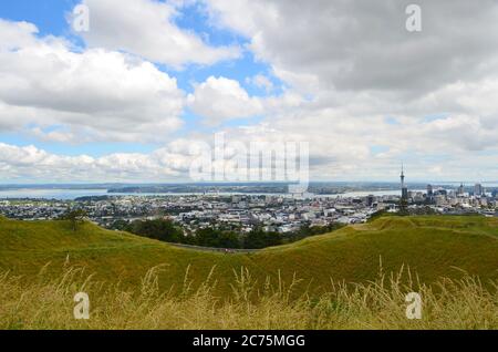 Wohlhabende Wohngebiete Mount Eden wird von einem vulkanischen Gipfel Maungawau dominiert, mit Wander- und Joggingwegen, die zu einem Blick über die stadt auckland führen. Stockfoto