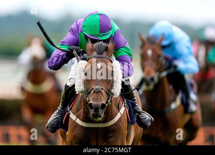 Collodi mit Jockey Connor Brace räumt die letzte, die Thank You NHS von signsolutions.org Handicap Hürde (Div 1) auf der Southwell Racecourse zu gewinnen. Stockfoto