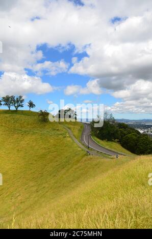 Wohlhabende Wohngebiete Mount Eden wird von einem vulkanischen Gipfel Maungawau dominiert, mit Wander- und Joggingwegen, die zu einem Blick über die stadt auckland führen. Stockfoto