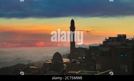 Mardin, Türkei - Januar 2020: Mardin Landschaft bei Sonnenuntergang mit Minarett von Ulu Cami, auch bekannt als große Moschee von Mardin Stockfoto