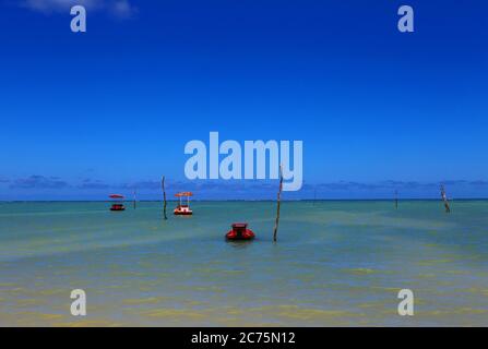 Traditionelle Holzboote auf See im Fischerdorf Sao Miguel dos Milagres, Alagoas, Brasilien Stockfoto
