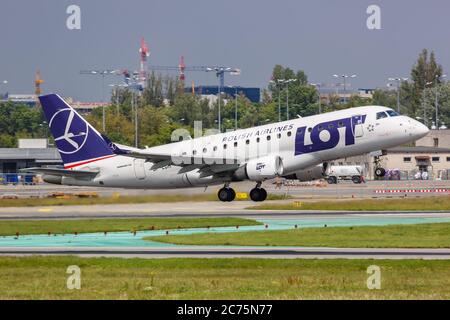 Warschau, Polen - 27. Mai 2019: LOT Polskie Linie Lotnicze Embraer 170 Flugzeug am Warschauer Warszawa Flughafen (WAW) in Polen. Stockfoto