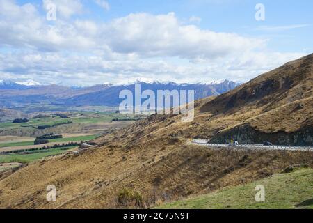 Die Crown Range liegt zwischen Queenstown und Wanaka. Die Straße über dem Bereich, bekannt als die Crown Range Road, ist die höchste Hauptstraße in Neuseeland. Stockfoto