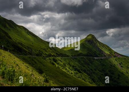 Bergstraße oder Pass, Pas de peyrol, auvergne, cantal Frankreich, Landspitze, mit bewölktem Himmel, Wandern, Abenteuer Urlaub. Stockfoto